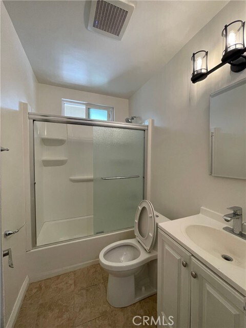 Building Photo - 1349 N Altadena Dr