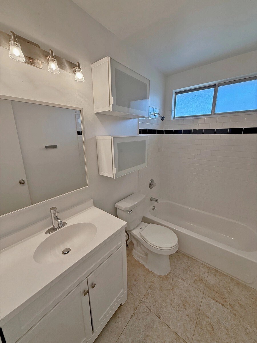 Building Photo - 536 N Sweetzer Ave