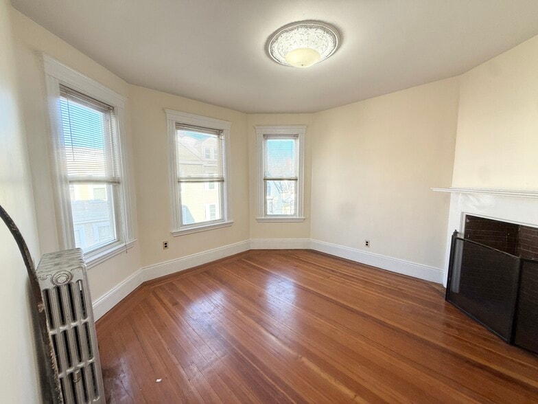 Building Photo - 144 Hillside St