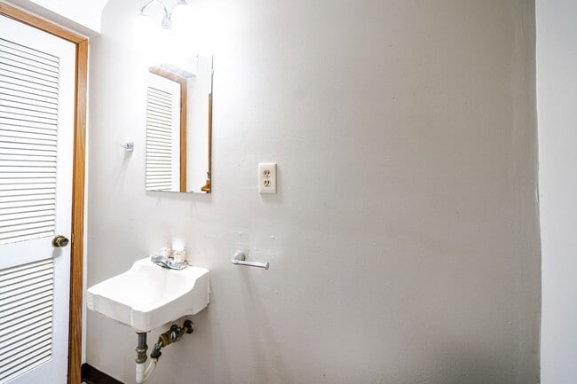 Building Photo - 1250 Indianola Ave