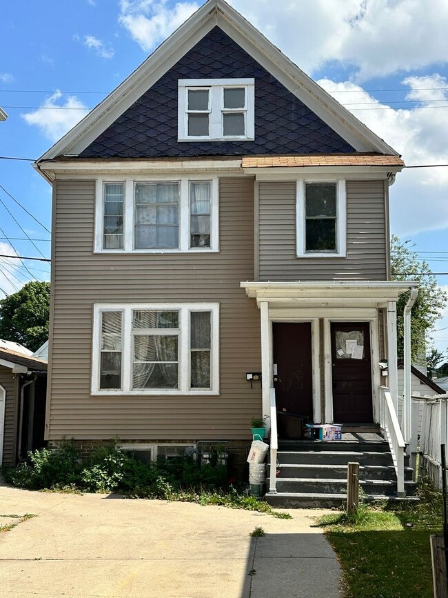Building Photo - 2 Bedroom Upper