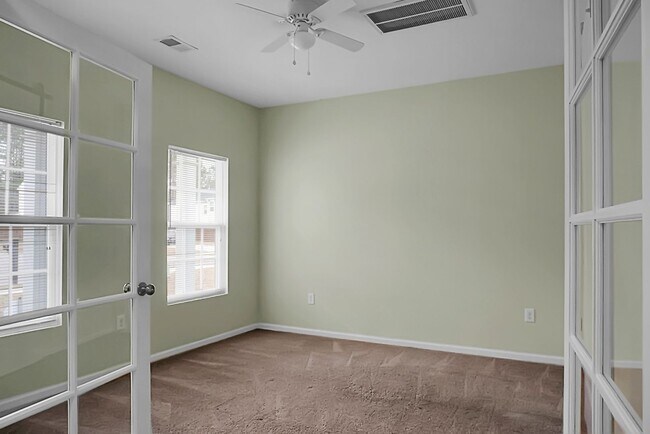 Building Photo - 3 bedrooms, 2.5 bathrooms  2-car garage in...