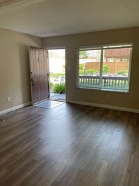 Building Photo - 1 Bed 1 bath Ground floor Condo by South C...