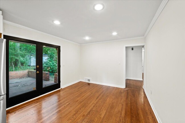 Building Photo - 2038 S Akin Dr
