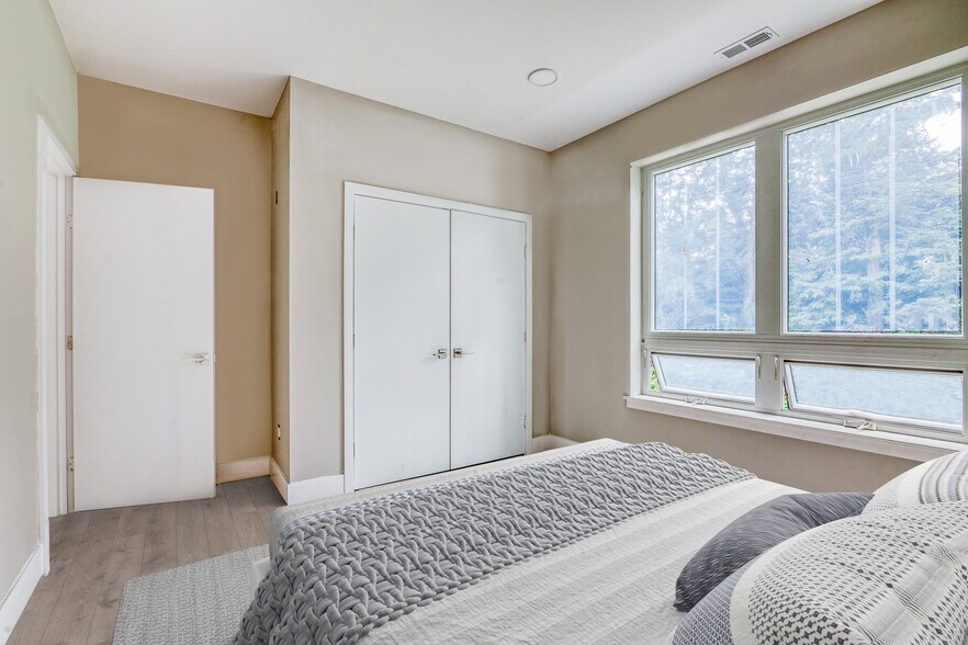 Building Photo - 1952 Bryn Mawr Ave