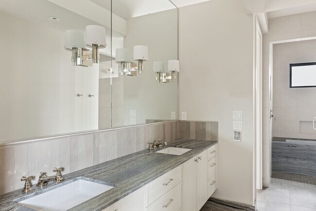 Building Photo - 1325 N Dewey Ave