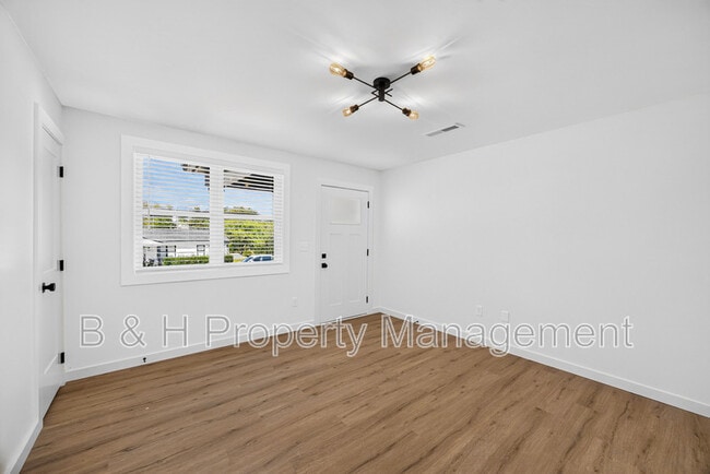 Building Photo - 206 Boatman St