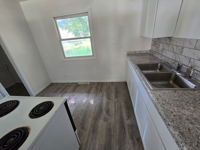 Building Photo - Charming 3 bed 1 bath house with large yard!