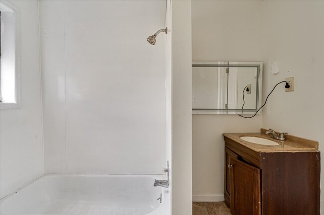 Building Photo - 555 Dodson Ave