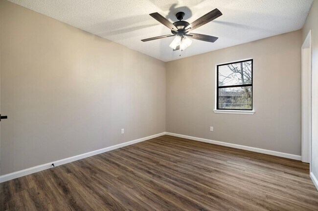 Building Photo - 1105 Brentwood Dr