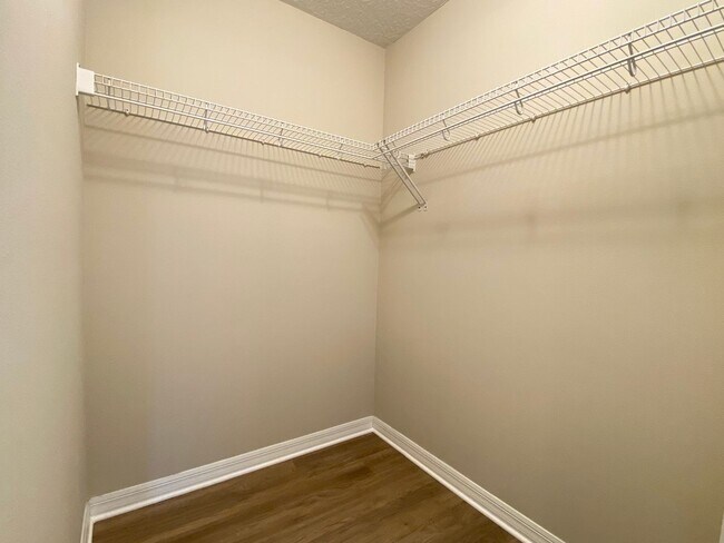 Building Photo - 2 Bedroom, 2 Bath Duplex with 1 Car Garage...