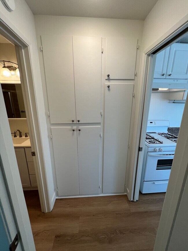 Building Photo - Charming One Bedroom Unit.