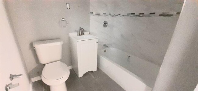 Building Photo - 221 Caylor St