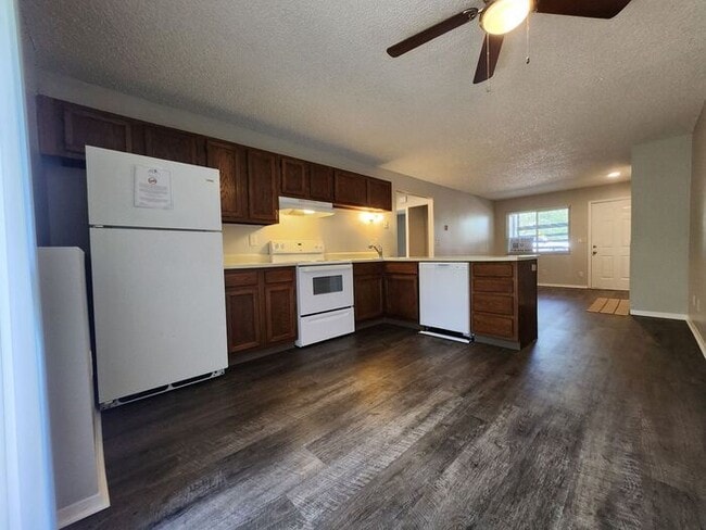 Building Photo - Cozy 2-Bedroom Lower-Level Unit | Great Lo...