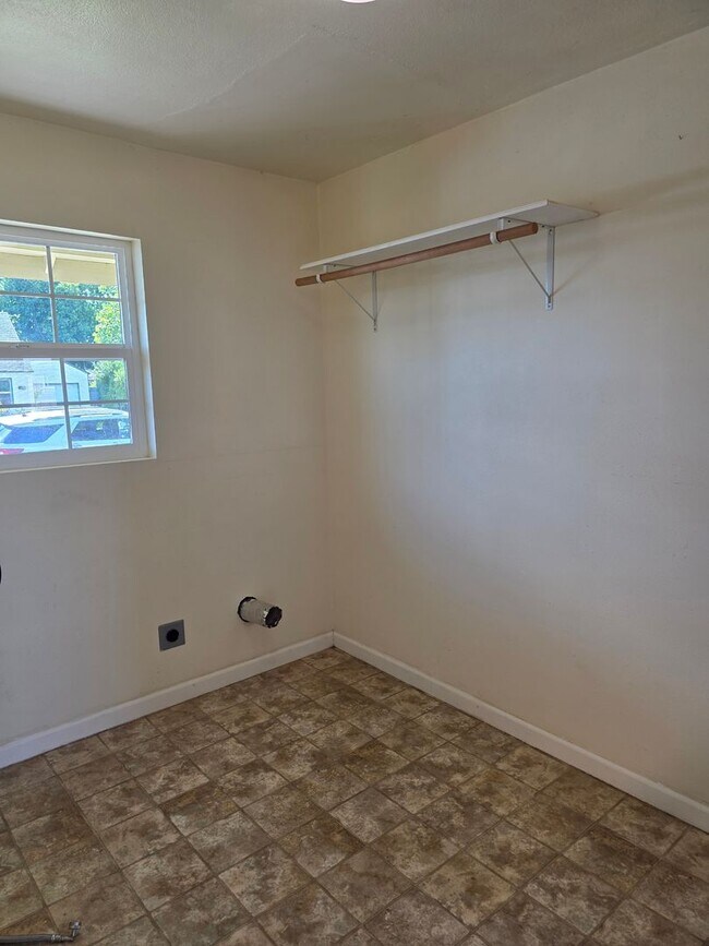 Building Photo - 2 Bedroom with Huge Yard in Springfield