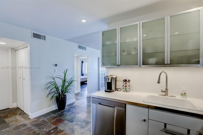 Building Photo - 401 Golden Isles Dr