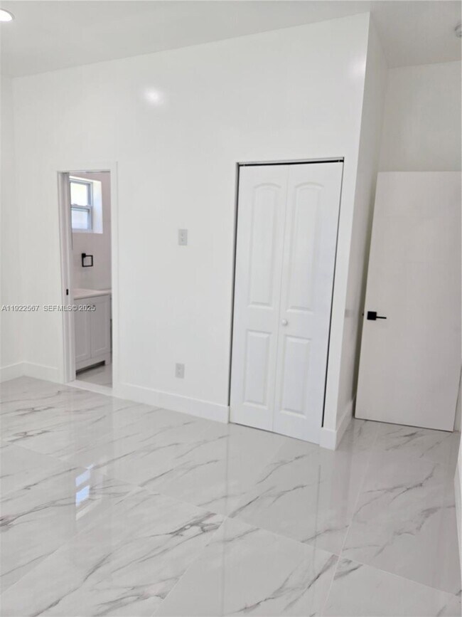 Building Photo - 987 NE 145th St