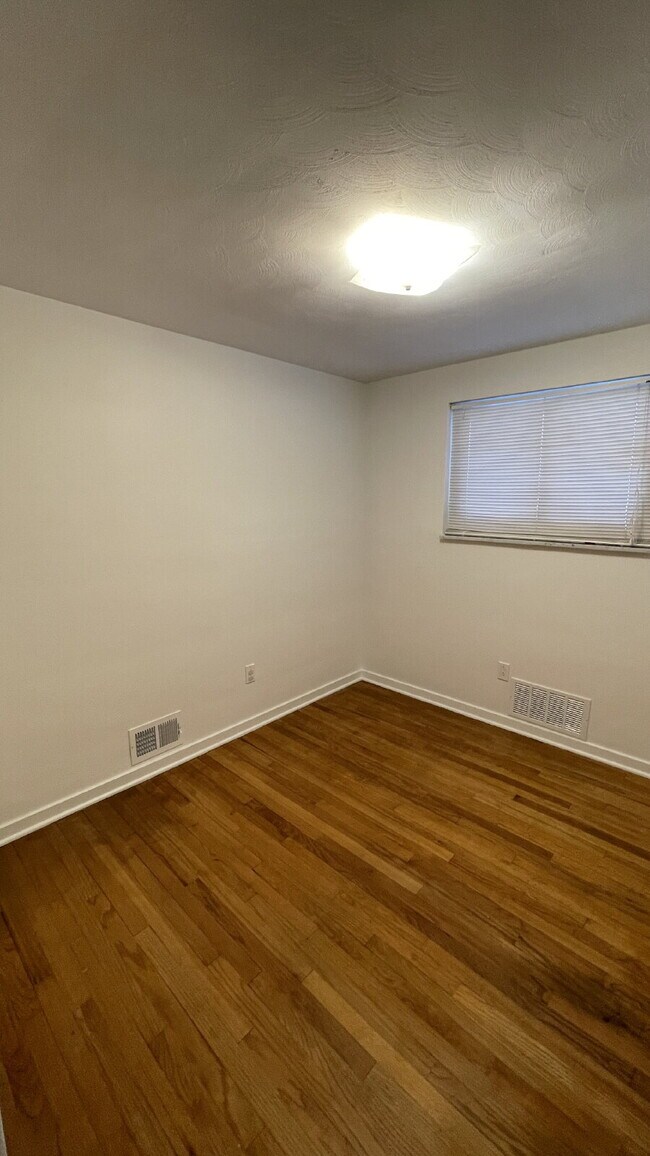 Building Photo - Charming 3 bed, 2 bath with finished basement!