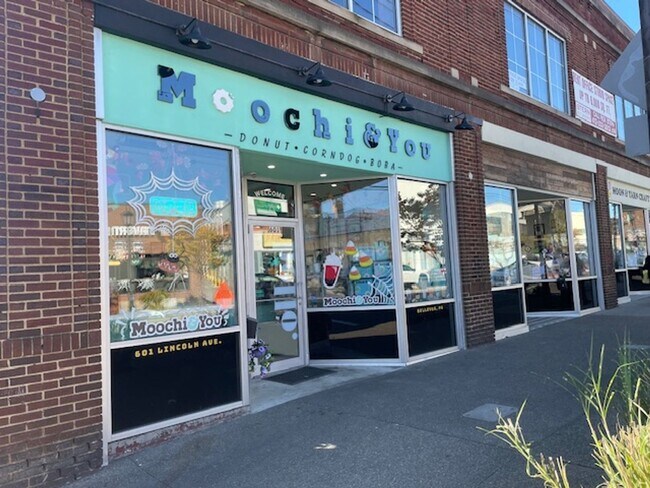 Building Photo - Spacious 1 Bedroom Apartment with Garage Space in the heart of Bellevue!