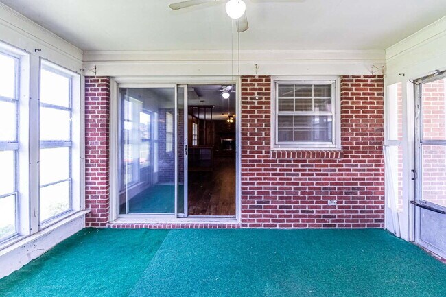 Building Photo - Brick Ranch in Pikeville! Lawn care included!