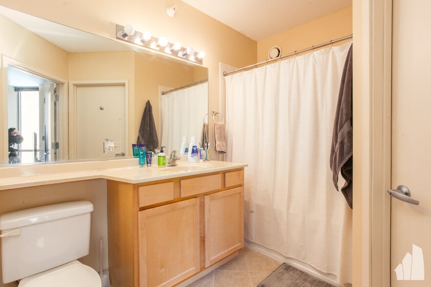 Building Photo - 222 N Columbus Dr