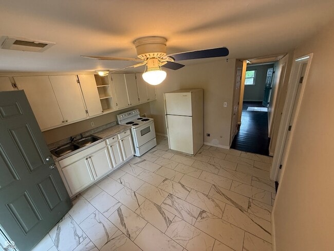 Building Photo - 10633 Central Ave