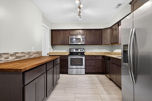 Building Photo - Virginia Beach Gem – 3 Bed, 2.5 Bath with Fenced Yard & Modern Upgrades