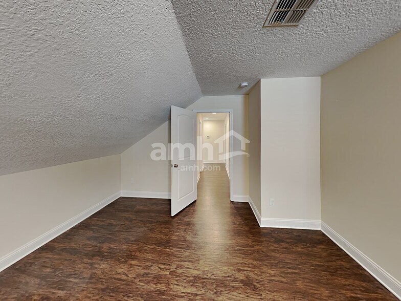 Building Photo - 705 Merriwood Ln