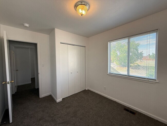 Building Photo - 228-230 W Elbow Dr