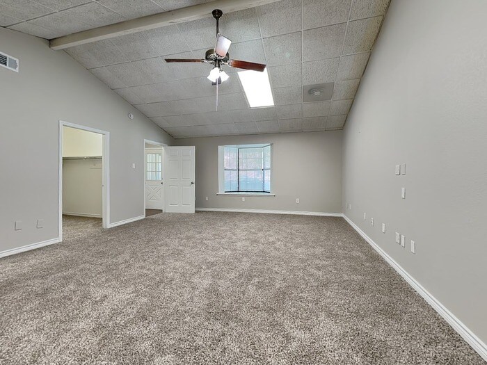 Building Photo - 2515 Wanda Dr