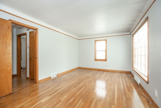Building Photo - 3 Bedroom/1 bath Single House Maple Hts!!