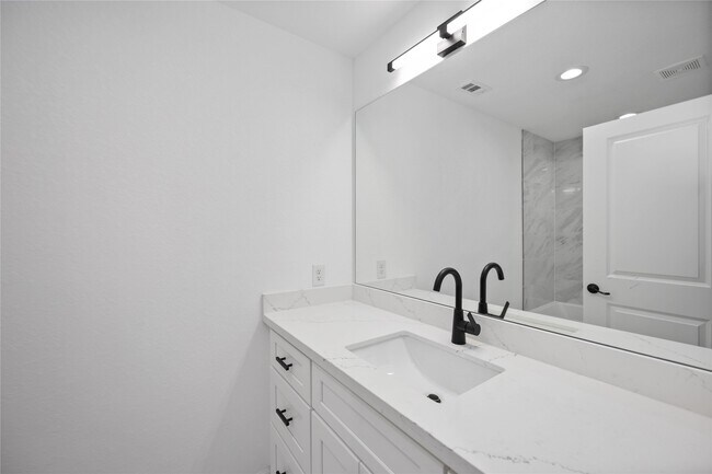 Building Photo - 5126 Pershing St