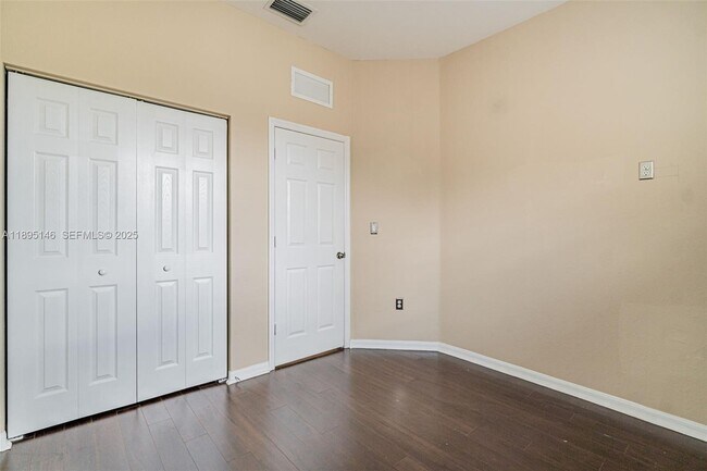 Building Photo - 8800 NW 107 Ct