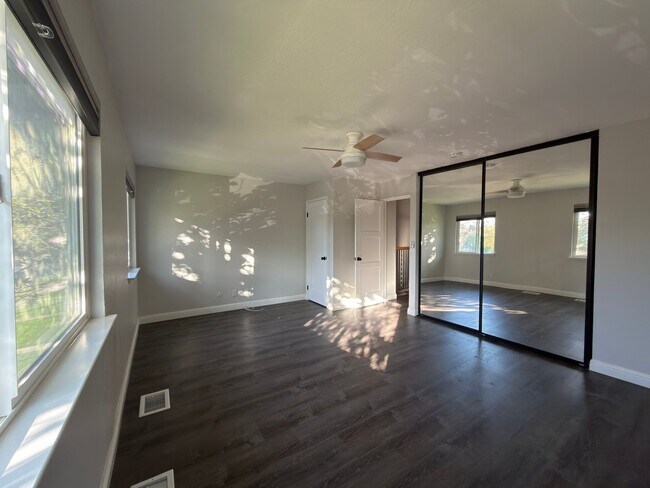 Building Photo - 1430 Newhall Pkwy