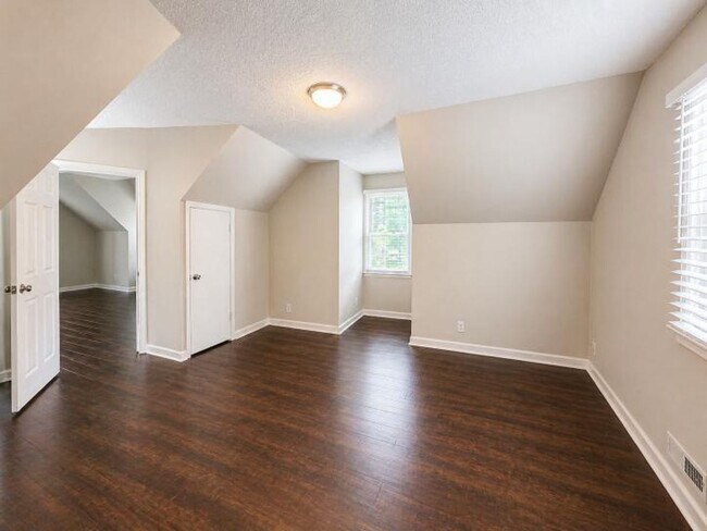 Building Photo - MOVE-IN SPECIAL!! $250 OFF First Month