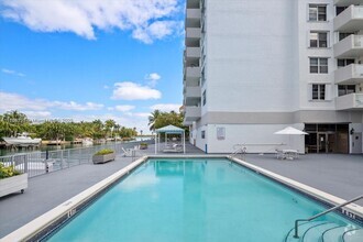 Building Photo - 10000 W Bay Harbor Dr