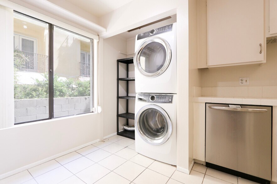 Building Photo - 1328 S Bundy Dr