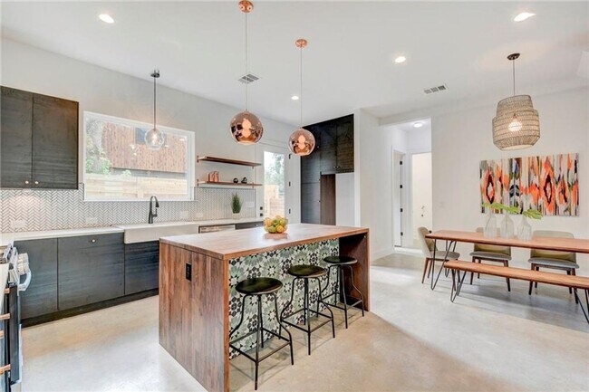 Building Photo - Light and Spacious Modern 3 bedroom