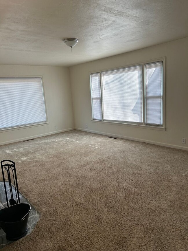 Building Photo - 3 Bedroom 2 Full Bath Home