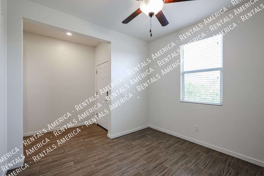 Building Photo - 9826 W Trumbull Rd