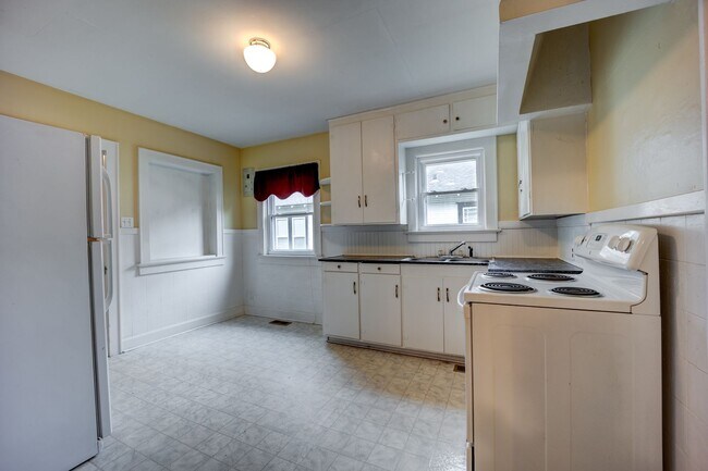 Building Photo - Freshly Updated 3 Bedroom House