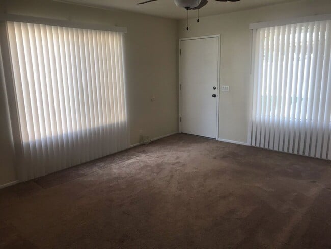 Building Photo - Unbeatable Charm in Camarillo's Colony