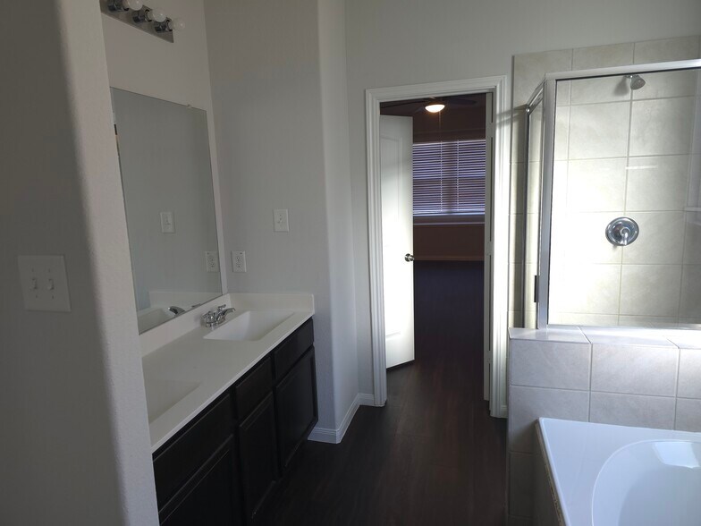 Master Bath - 17538 Greystanes Rd