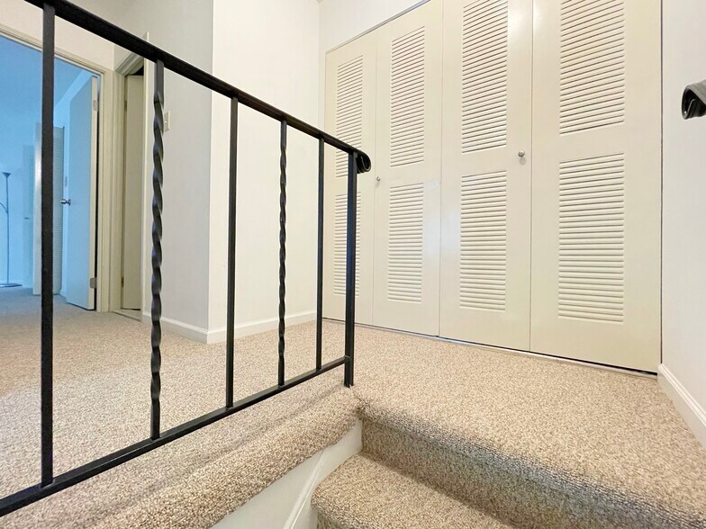 Building Photo - 206 Village Walk