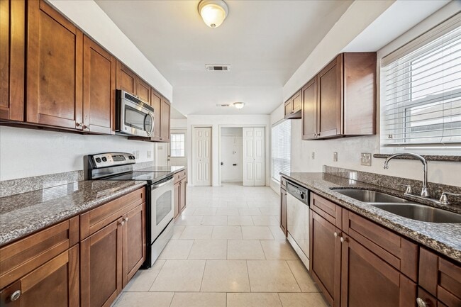 Building Photo - 1907 Sedgie Dr