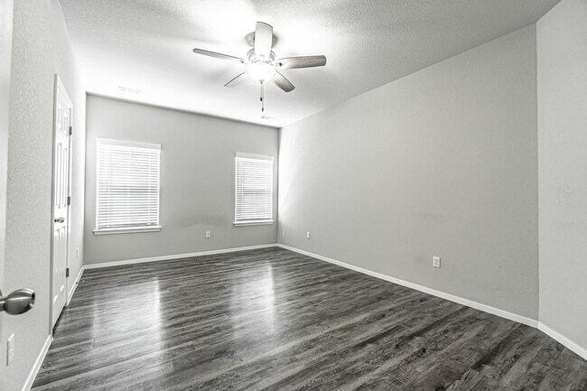 Building Photo - Welcome to this stunning 3-bedroom, 3-bathroom home located in the heart of Bentonville