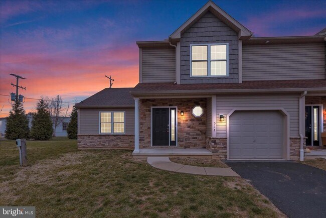 Building Photo - 523 Elm St