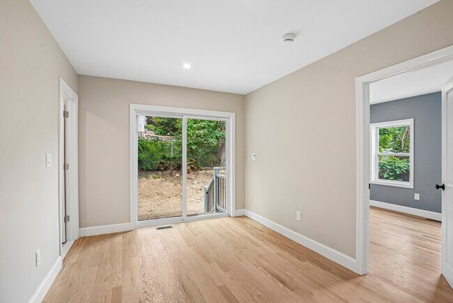 Building Photo - 559 Winthrop St