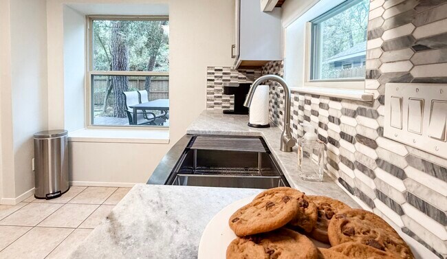 Building Photo - 29 Pinewood Forest Ct