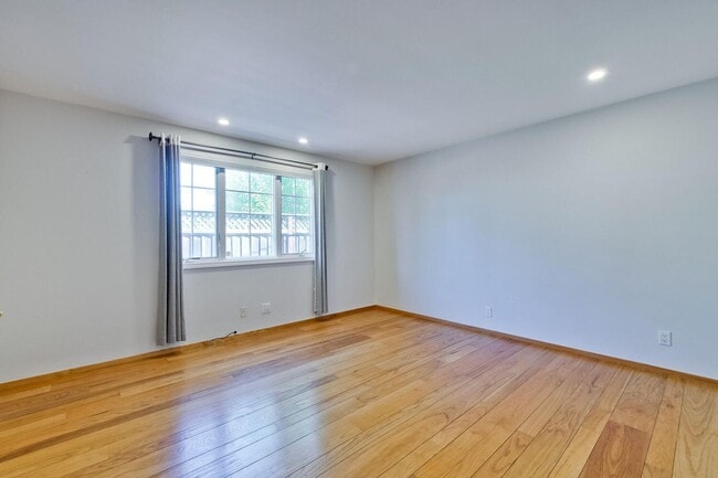 Building Photo - Beautiful 4 bedroom, 3 bath in desirable C...
